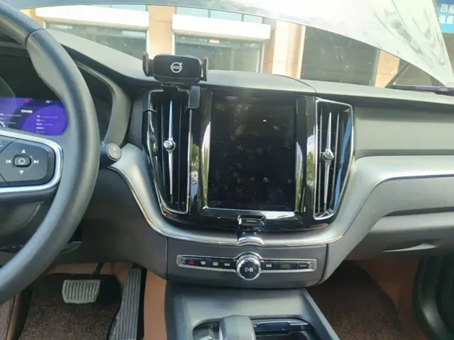 Volvo XC60 — Фото автомобиля 8
