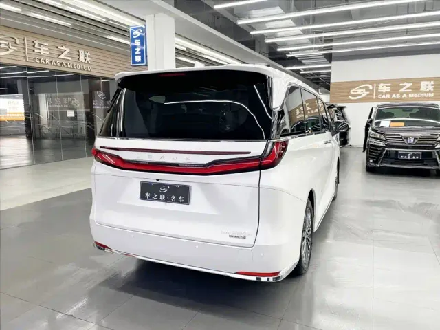Lexus LM — Фото автомобиля 6