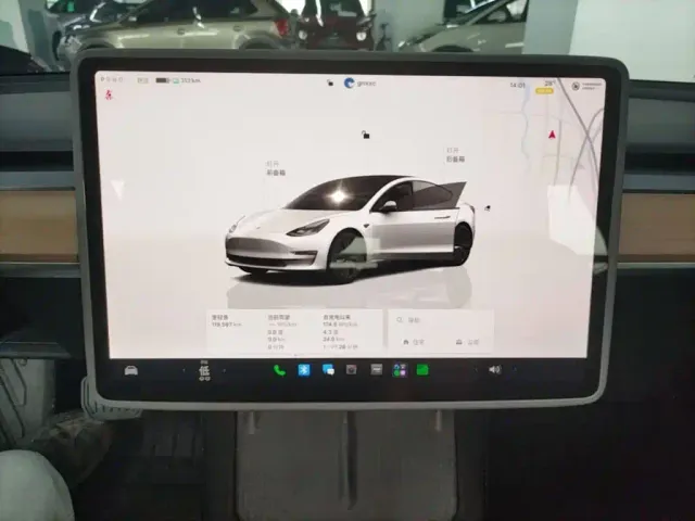 Tesla Model 3 — Фото автомобиля 12