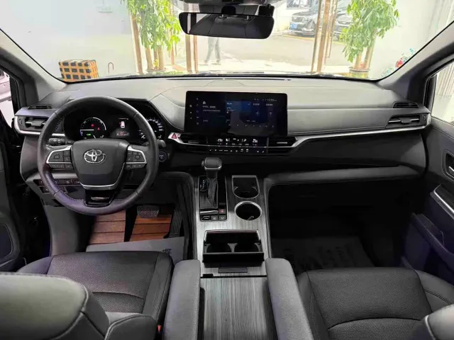Toyota Sienna — Фото автомобиля 7