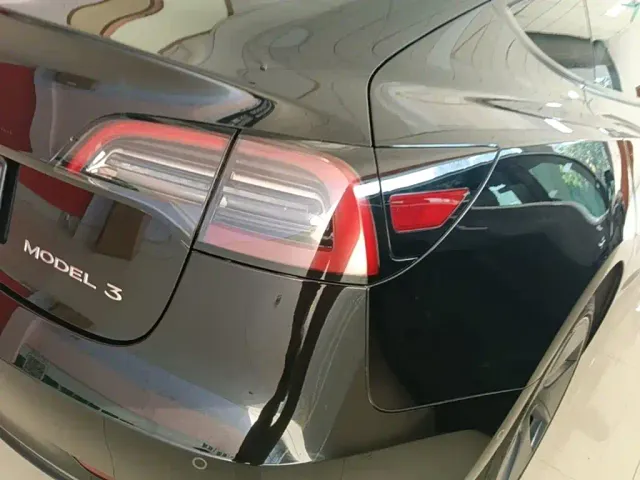 Tesla Model 3 — Фото автомобиля 7