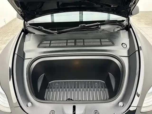 Tesla Model Y — Фото автомобиля 17