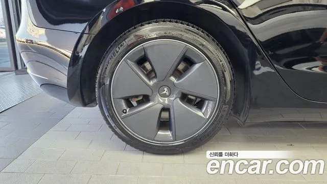 Tesla Model 3 — Фото автомобиля 5