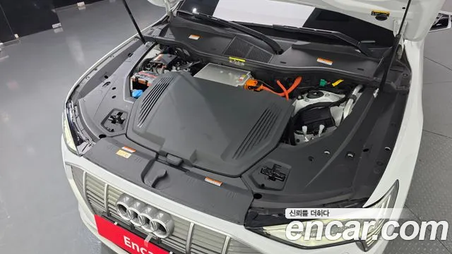Audi e-tron — Фото автомобиля 6