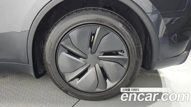 Tesla Model Y — Фото автомобиля 6