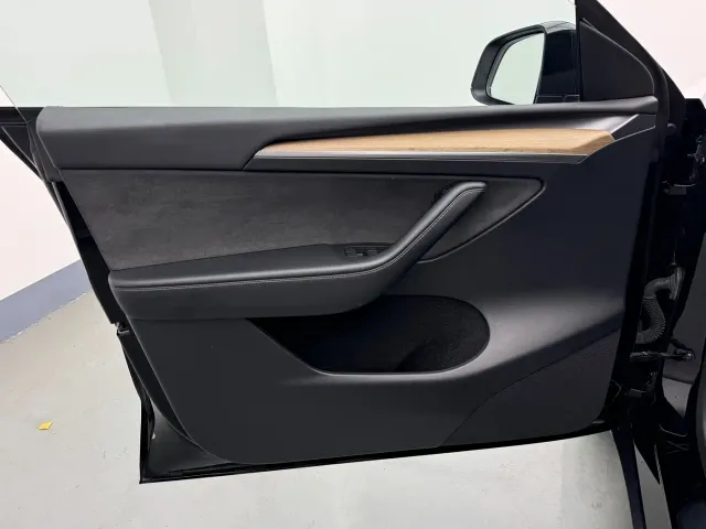 Tesla Model Y — Фото автомобиля 18