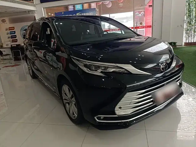 Toyota Sienna — Фото автомобиля 3