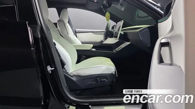 Tesla Model Y — Фото автомобиля 16
