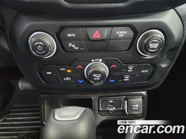 Jeep Renegade — Фото автомобиля 11