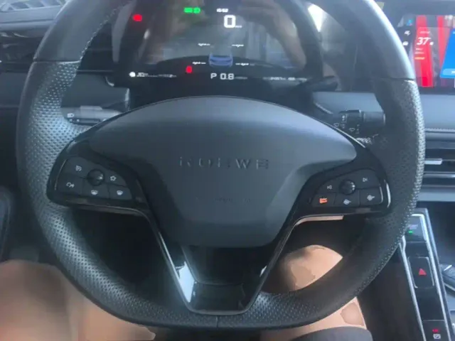 Roewe i5 — Фото автомобиля 10
