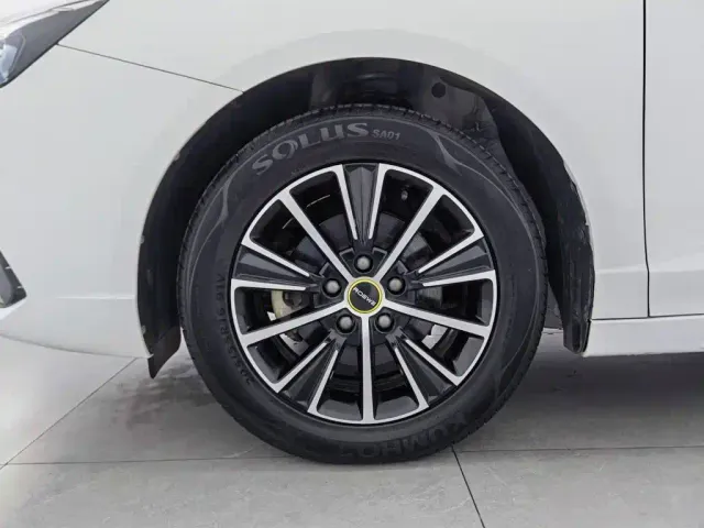 Roewe i5 — Фото автомобиля 17
