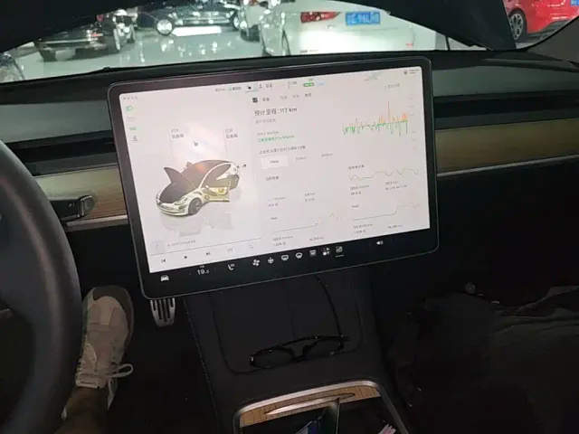 Tesla Model 3 — Фото автомобиля 12