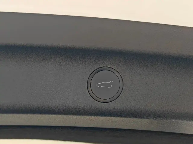 Tesla Model Y — Фото автомобиля 11