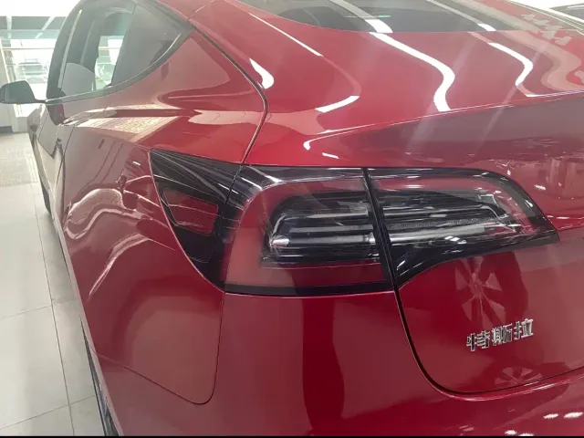 Tesla Model 3 — Фото автомобиля 11