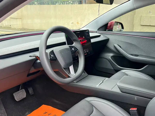 Tesla Model 3 — Фото автомобиля 9