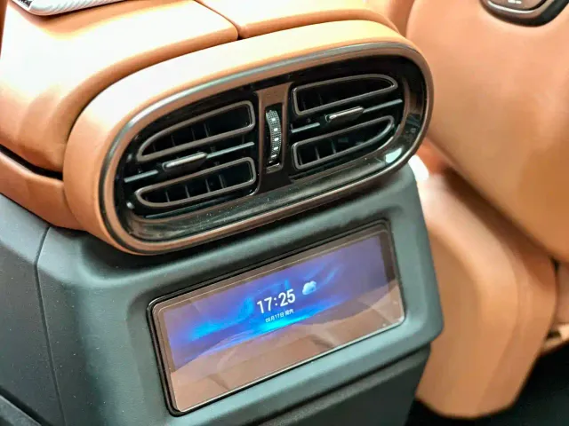 BYD U8 — Фото автомобиля 14