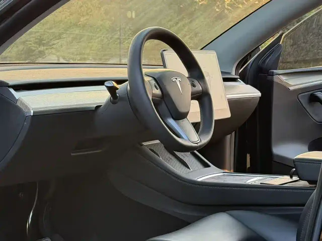 Tesla Model Y — Фото автомобиля 5