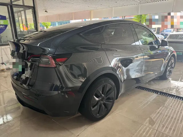 Tesla Model Y — Фото автомобиля 10