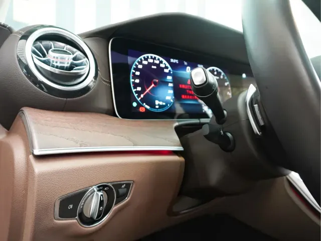 Mercedes-Benz E-Class — Фото автомобиля 16