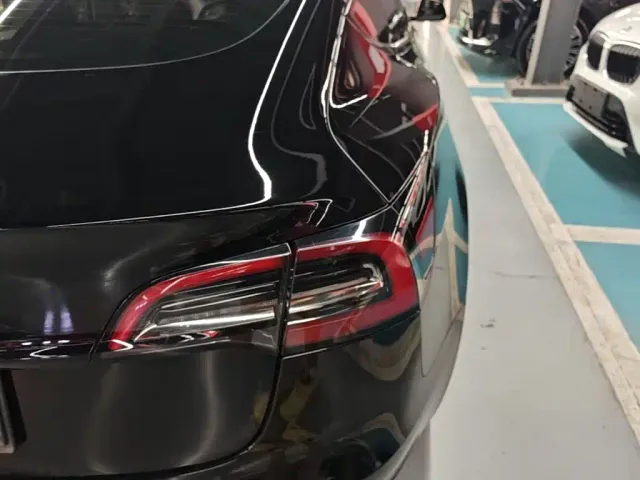 Tesla Model 3 — Фото автомобиля 7