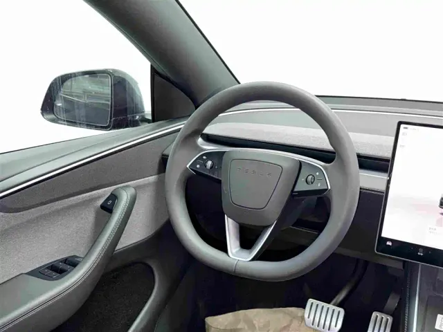 Tesla Model Y — Фото автомобиля 7