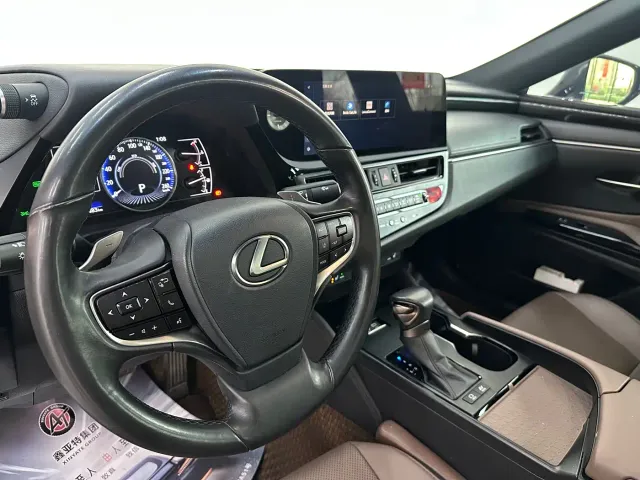 Lexus ES — Фото автомобиля 18