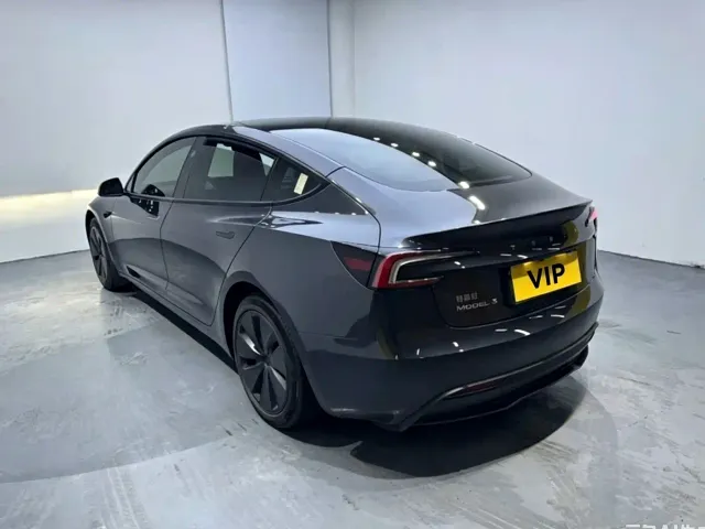 Tesla Model 3 — Фото автомобиля 4