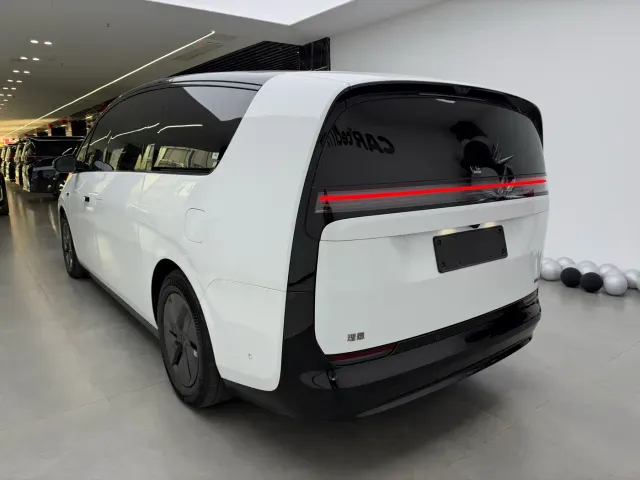 Li Auto MEGA — Фото автомобиля 4