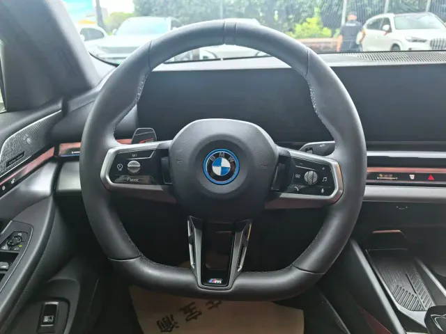 BMW BMW i5 2024 eDrive 35L Premium Model M Sport Package — Фото автомобиля 12