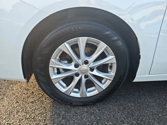 Roewe i5 — Фото автомобиля 22