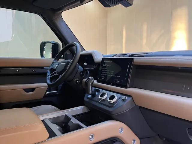 Land Rover Defender — Фото автомобиля 12