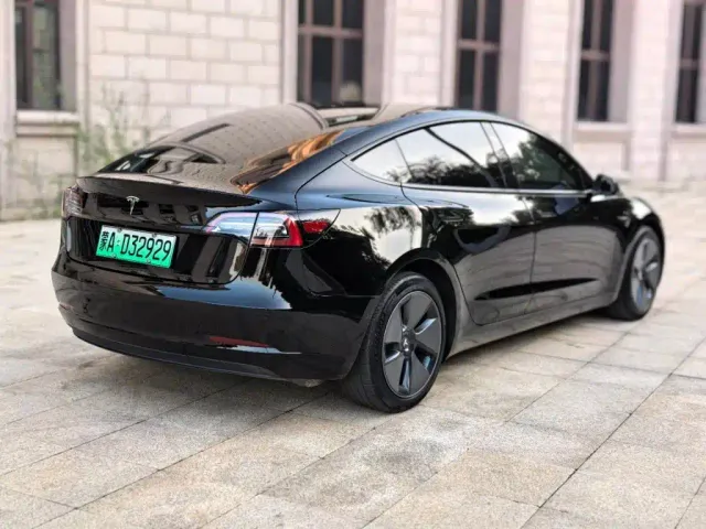 Tesla Model 3 — Фото автомобиля 10