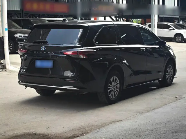 Toyota Sienna — Фото автомобиля 5