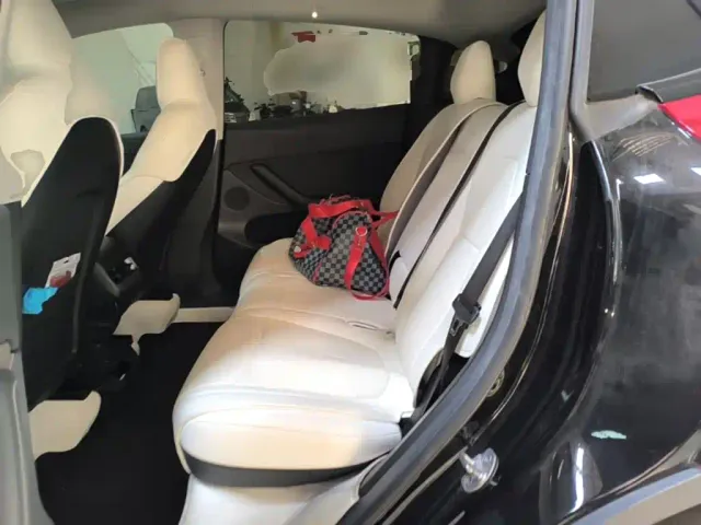 Tesla Model Y — Фото автомобиля 16
