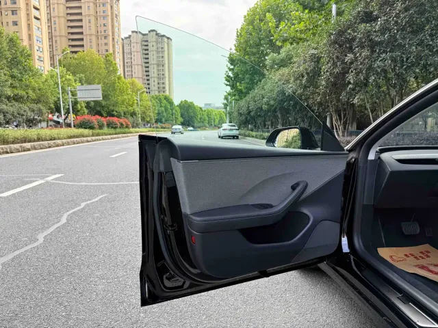 Tesla Model 3 — Фото автомобиля 6