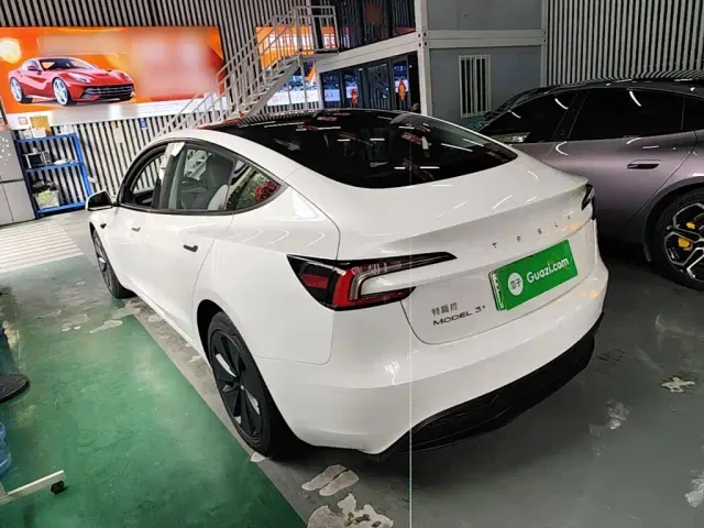 Tesla Model 3 — Фото автомобиля 4