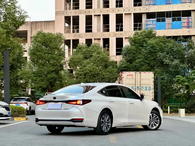 Lexus ES — Фото автомобиля 20