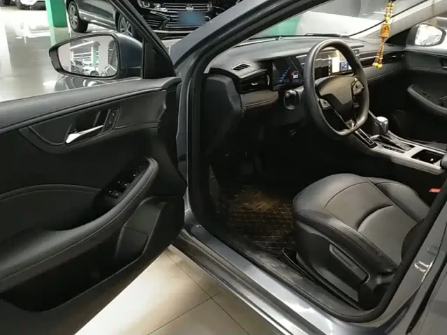 Roewe i5 — Фото автомобиля 15