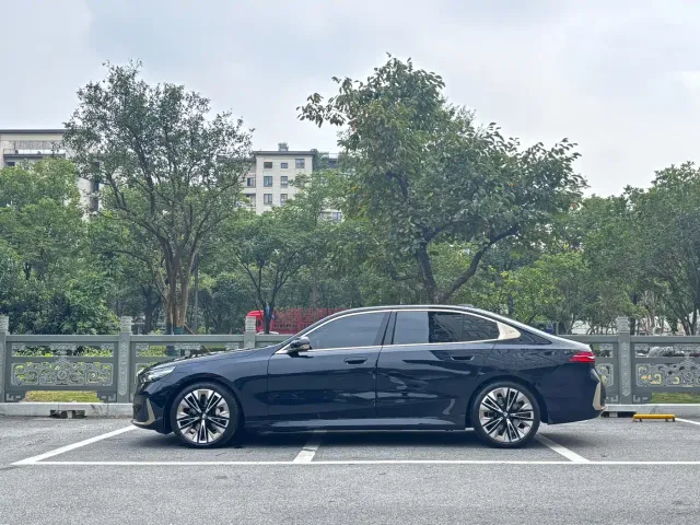 BMW 5 Series — Фото автомобиля 3
