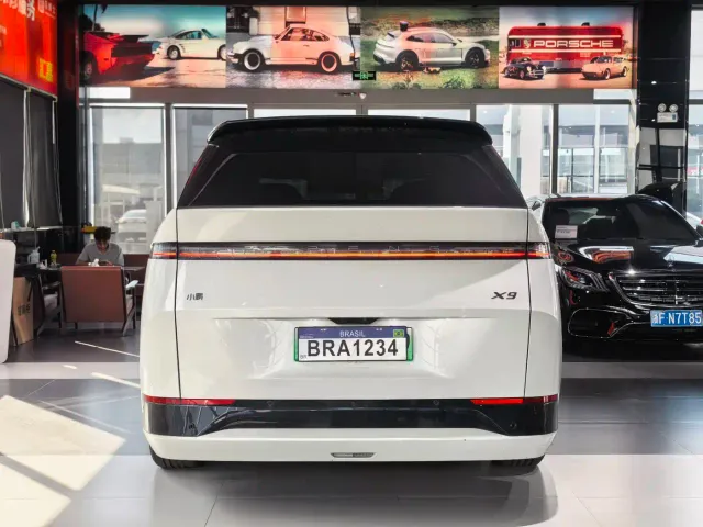 Xpeng X9 — Фото автомобиля 10