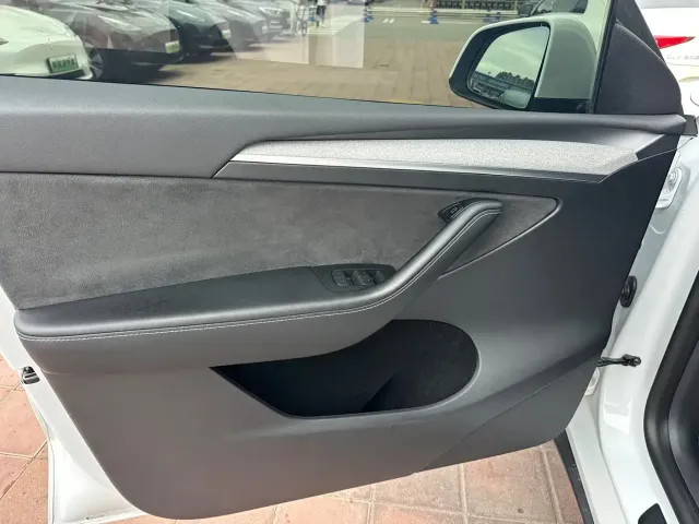 Tesla Model Y — Фото автомобиля 12