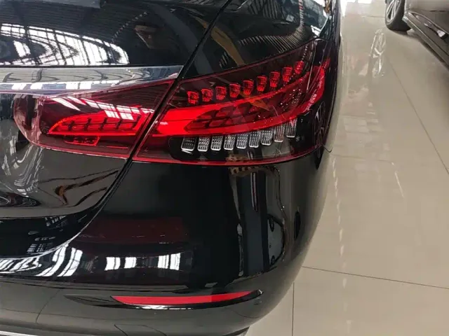 Mercedes-Benz E-Class — Фото автомобиля 7