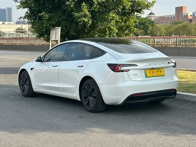 Tesla Model 3 — Фото автомобиля 4