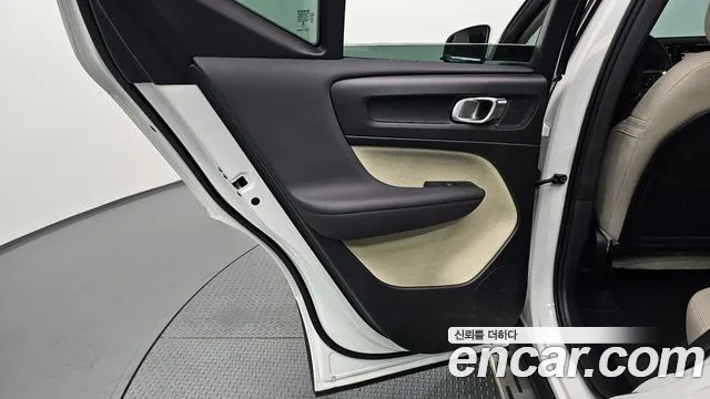 Volvo XC40 — Фото автомобиля 14