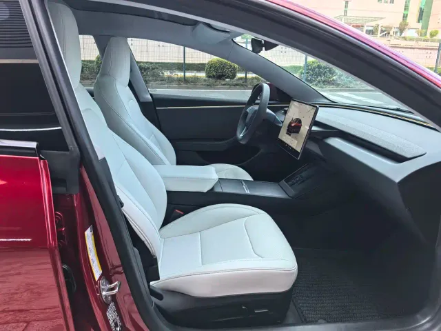Tesla Model 3 — Фото автомобиля 7