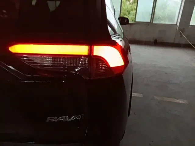 Toyota RAV4 — Фото автомобиля 7