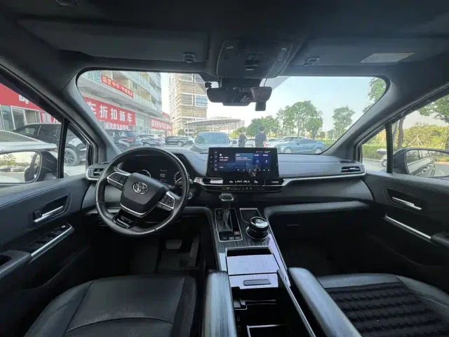 Toyota Sienna — Фото автомобиля 5