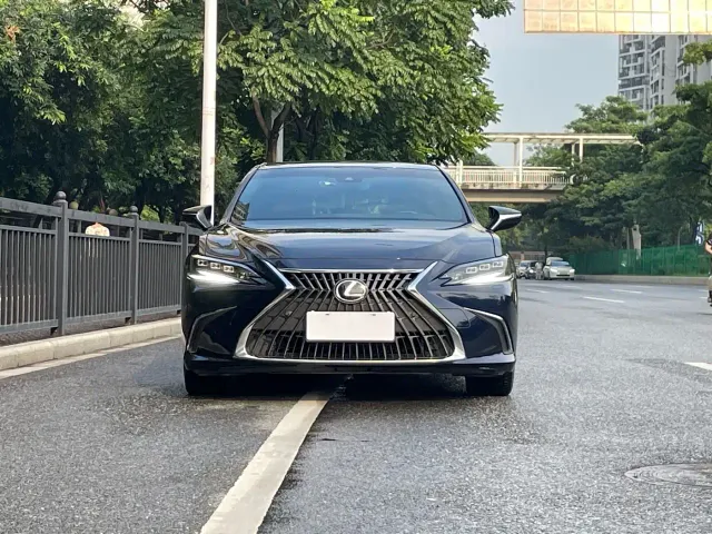 Lexus ES — Фото автомобиля 2