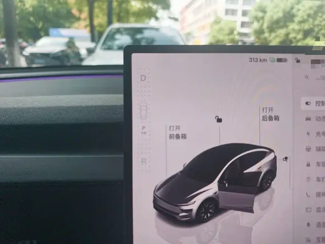 Tesla Model Y L — Фото автомобиля 10