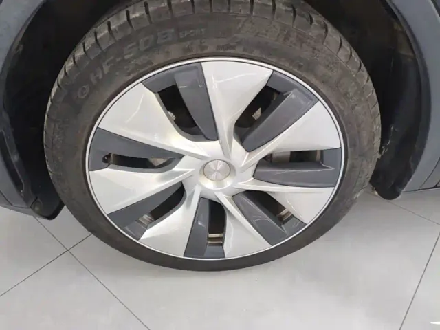 Tesla Model Y — Фото автомобиля 24